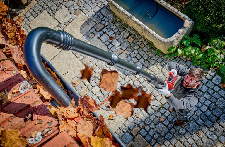 Herbstcheck fürs Dach: Warum saubere Rinnen teueres Geld sparen