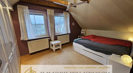 Traumhaftes EFH mit großem Garten, Pool, überd. Terrasse und Kaminofen in ruhiger Sackgasse